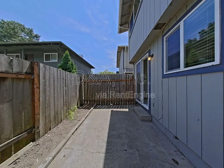 140 NE Conifer Blvd #8 — Photo 11