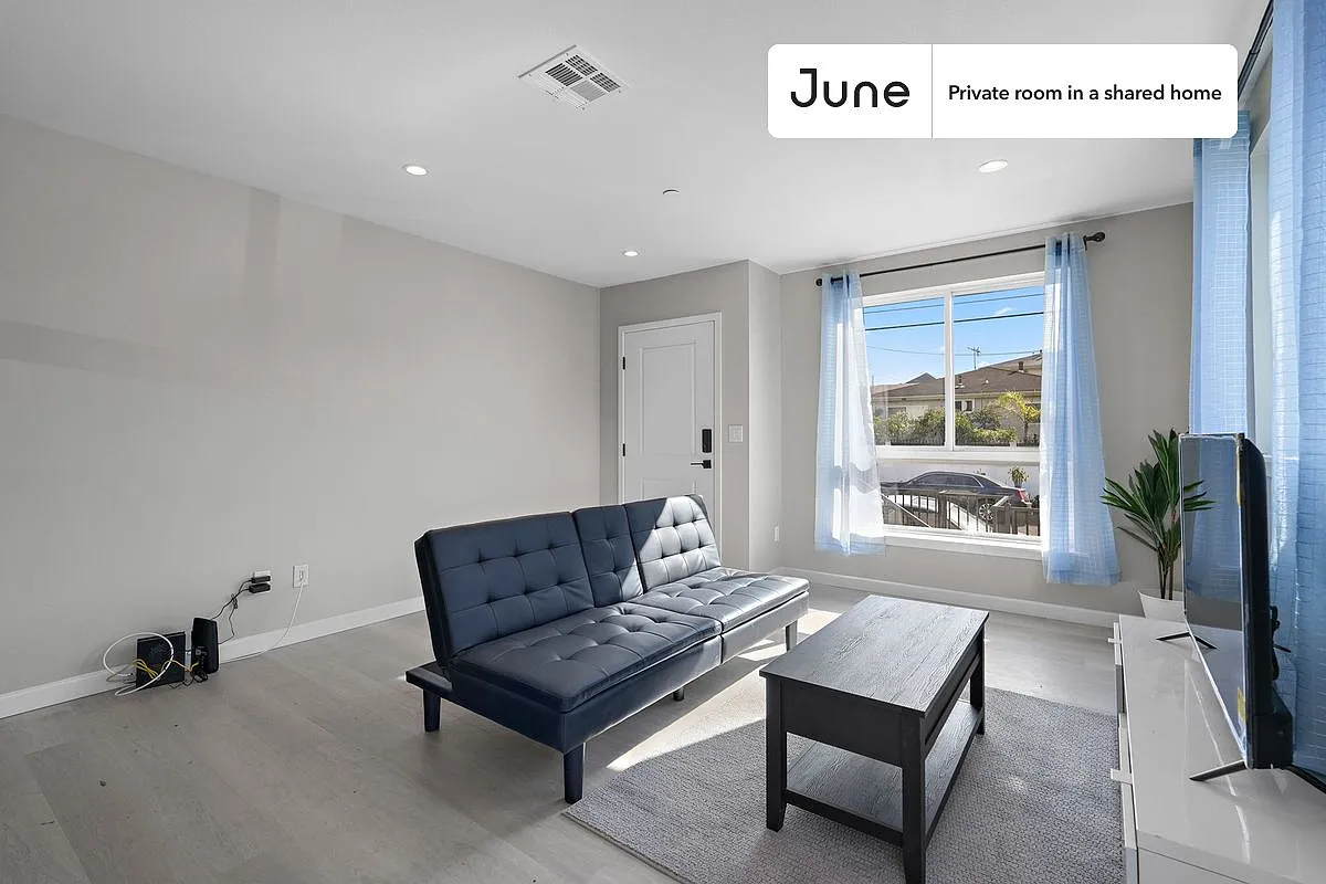 Queen bedroom in 5 bed/5 bath home in Boyle Heights #1828 B — Photo 4