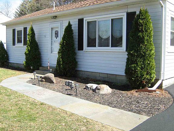 3rd image of 6 Robert Dr