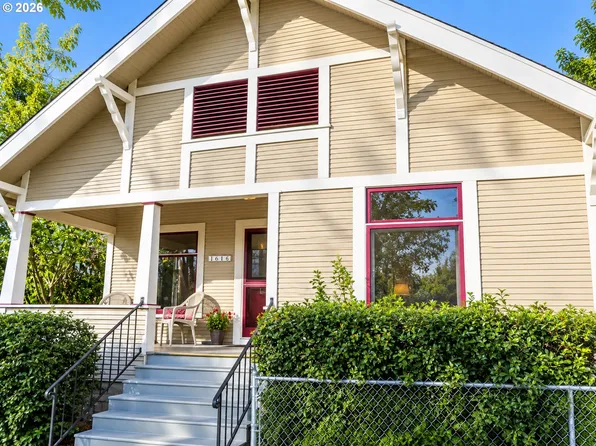 1616 NE Commercial Ave, Roseburg, OR 97470
