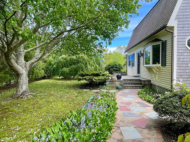 30 Snows Ln — Photo 2