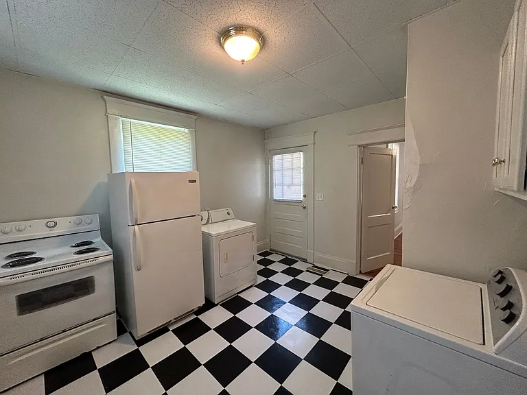 1308 W Chapel Hill St — Photo 4