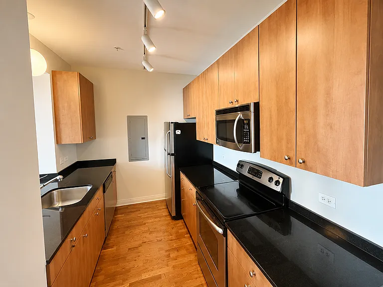 565 W Quincy St #1608 — Photo 3