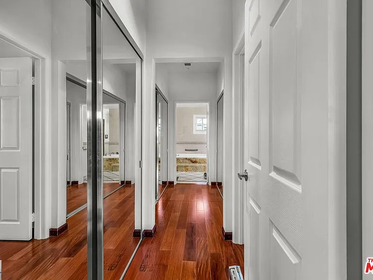 10810 Rochester Ave — Photo 43