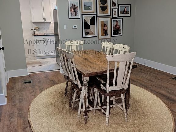Dining room (Staged)