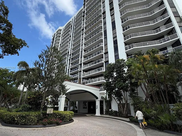 3640 Yacht Club Dr #805 — Photo 29