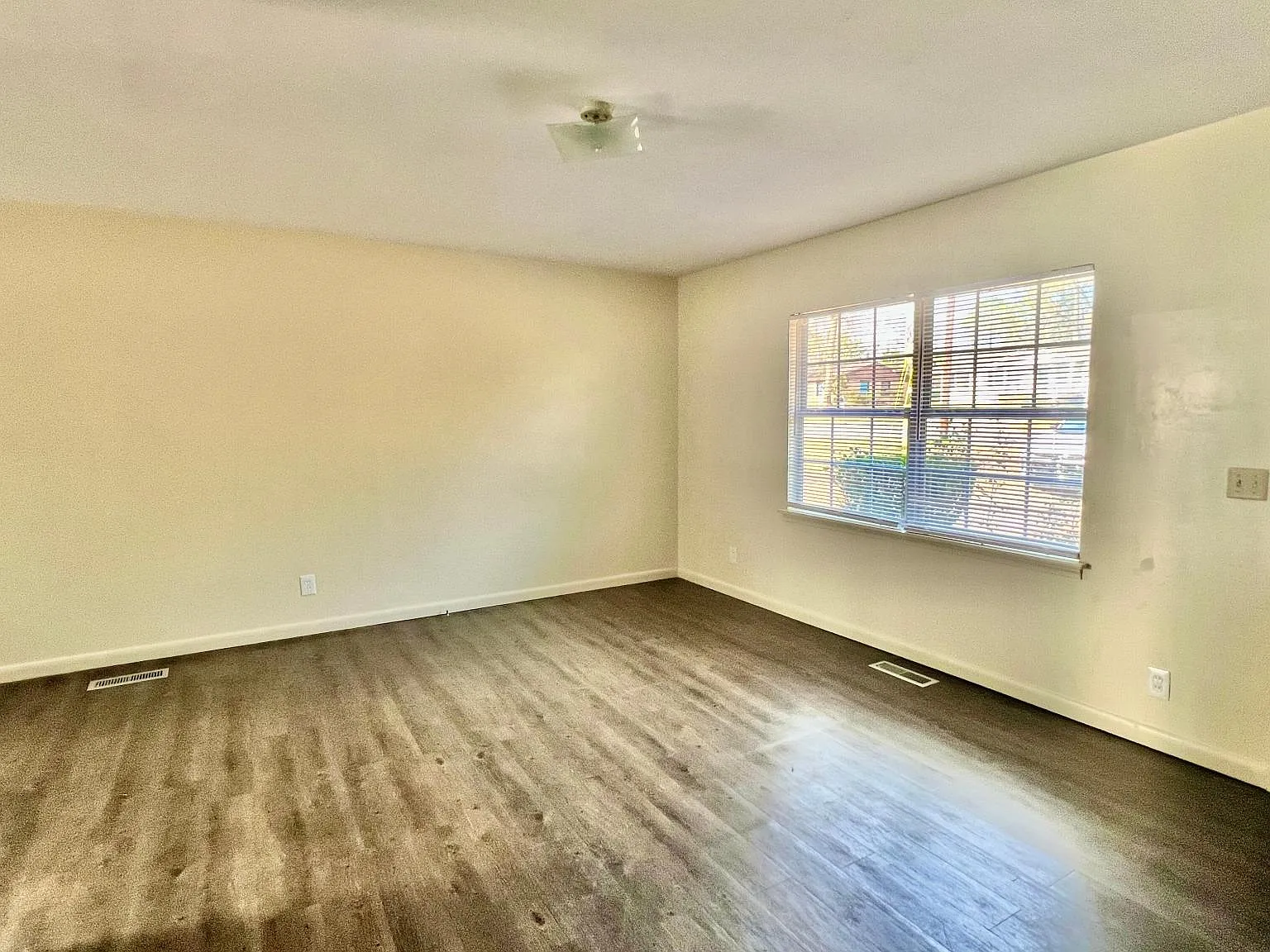 3 bed, 1075 sqft, $1,000 — Photo 2
