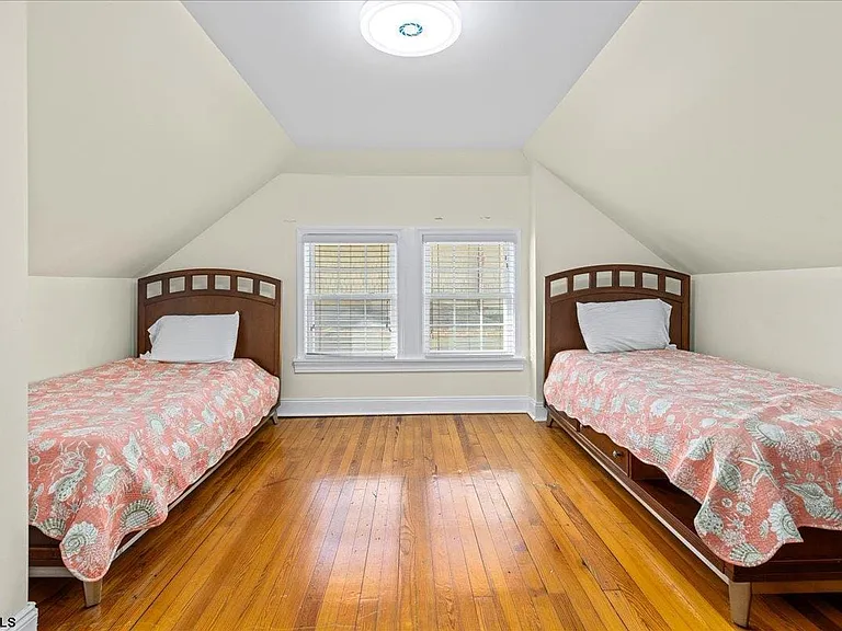 104 S Oakland Ave — Photo 37