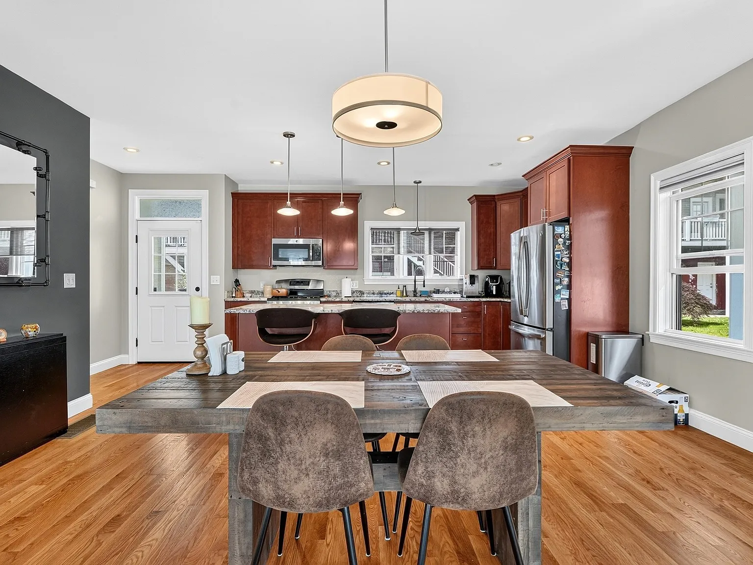 3 bed, 2.5 bath, 2319 sqft, $6,800 — Photo 4