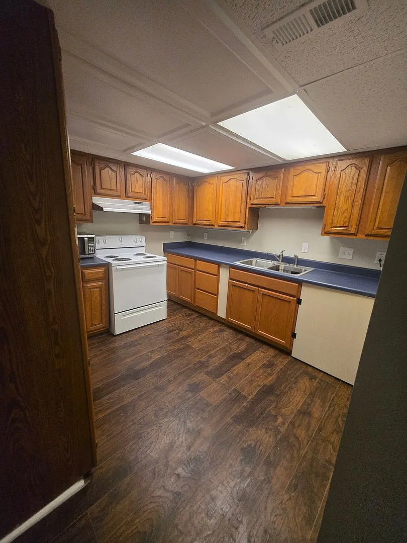 Spacious Townhouse in the Heart of Johnson City - $2,300/Month — Photo 2
