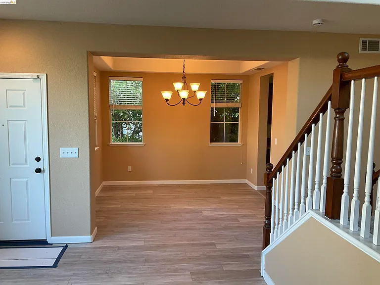 1360 Tiffany Dr — Photo 5
