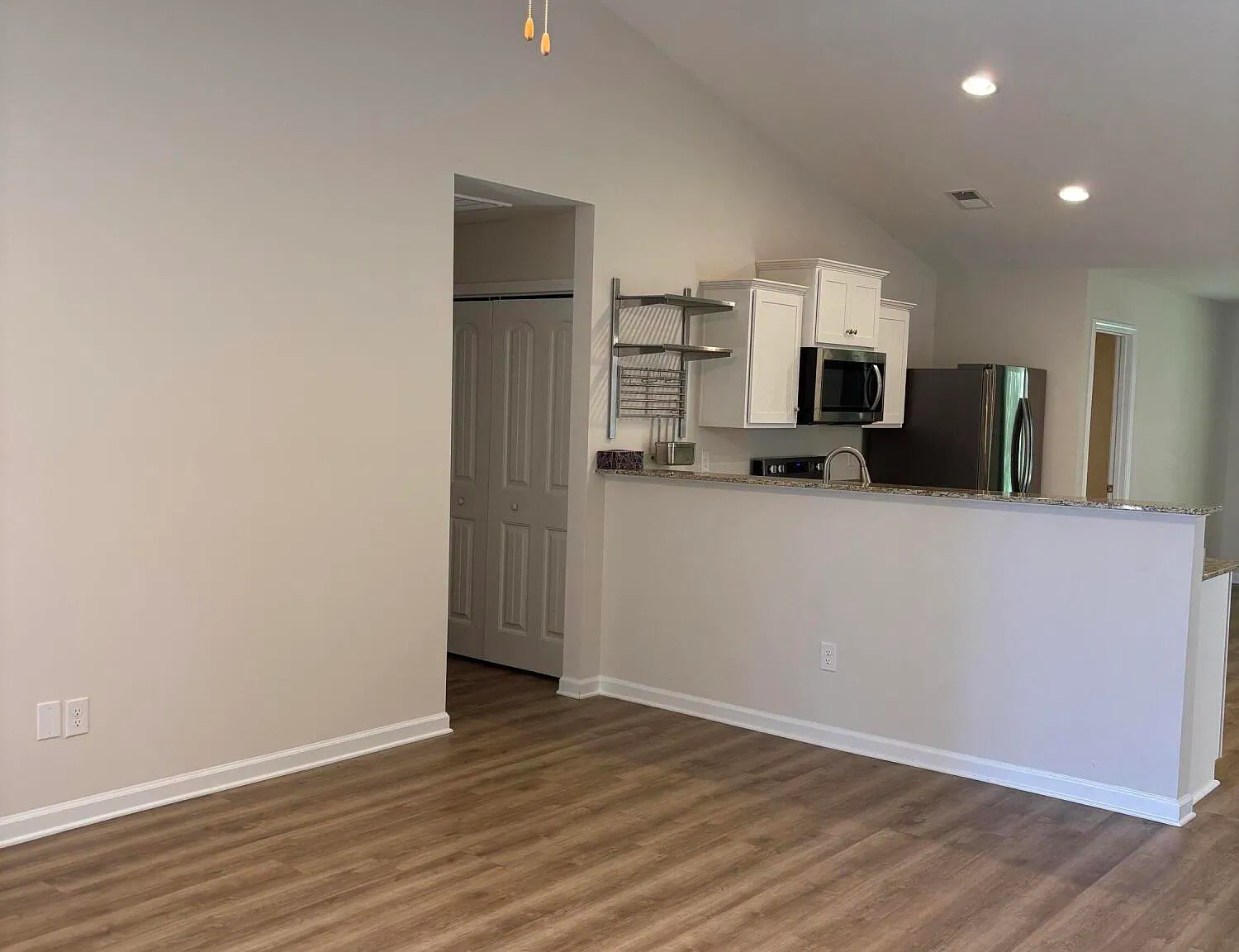 3 bed, 2.0 bath, 1368 sqft, $1,750 — Photo 3