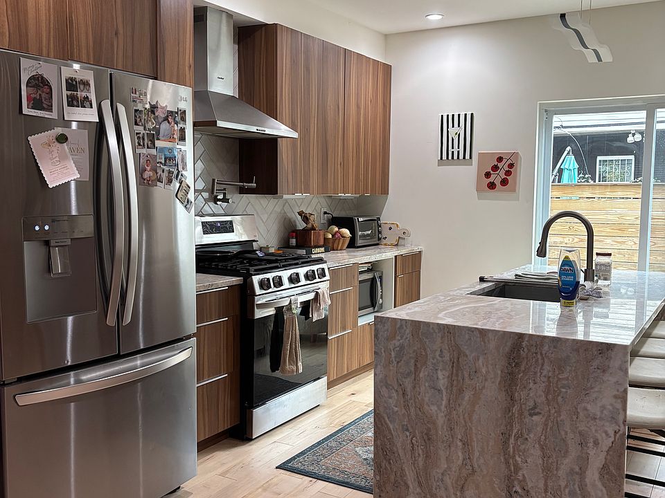 kitchen with island for 4 people