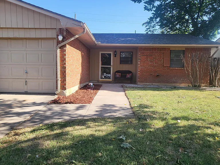 7307 NW Compass Dr — Photo 3