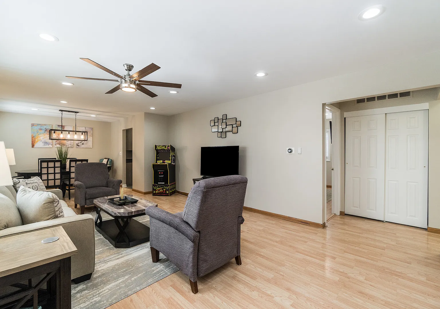 Hoffman Estates Rental - E Berkley Ln — Photo 2
