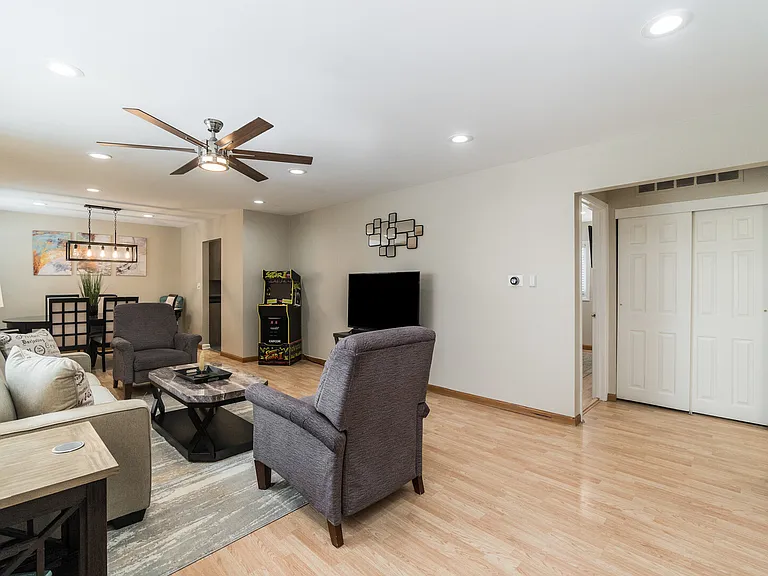 E Berkley Ln — Photo 2
