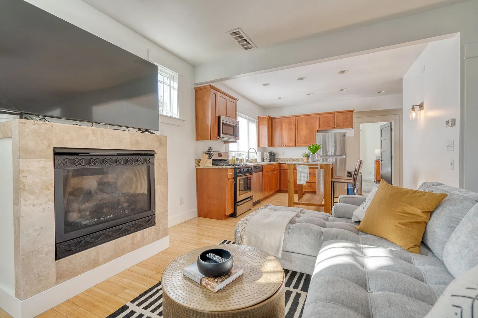 2 bed, 2.0 bath, 990 sqft, $3,735 — Photo 4