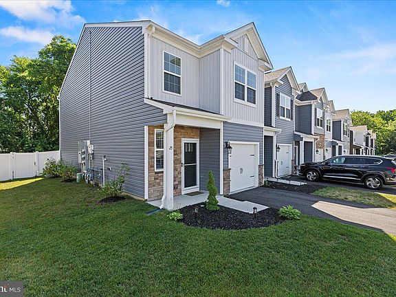 3rd image of 25 Katherine Dr