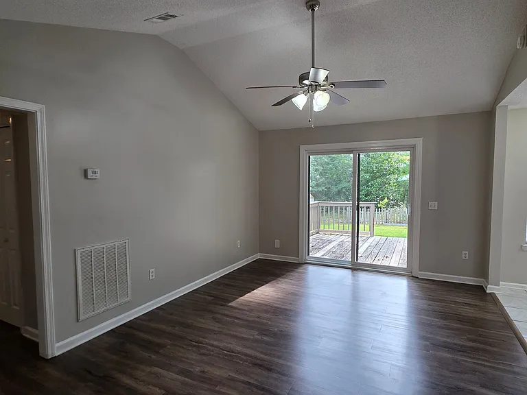 304 Woodbury Ln — Photo 4