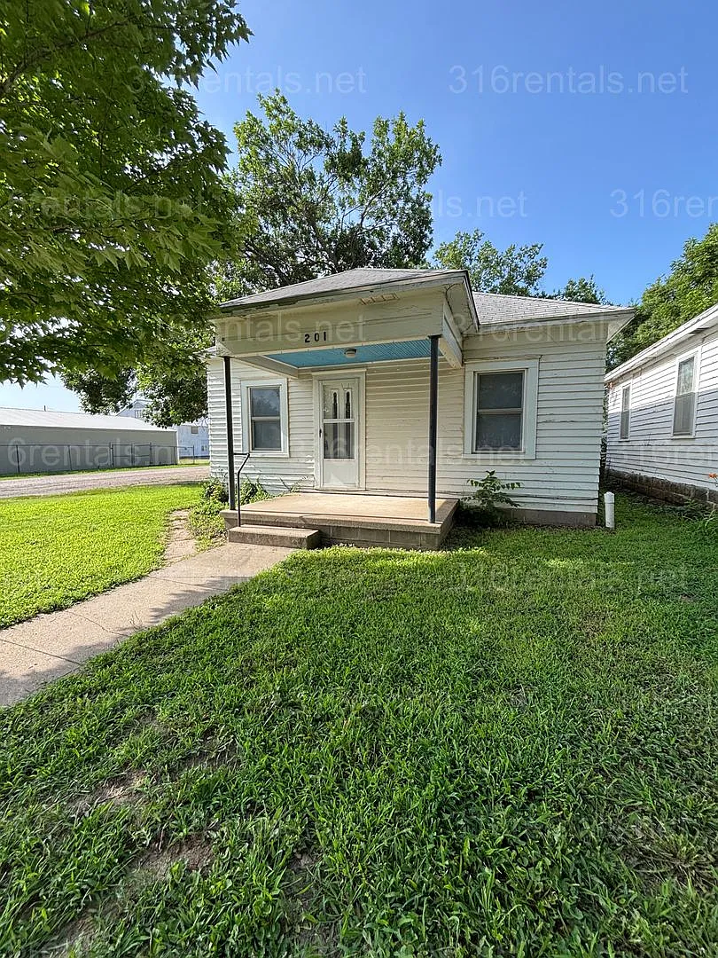 Two bed one bath house available now! — Photo 1