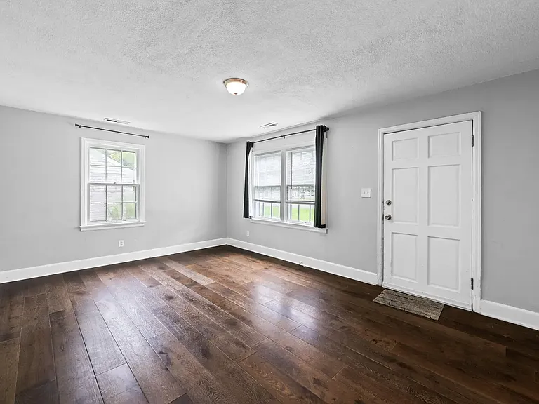 1508 Swope Dr — Photo 2