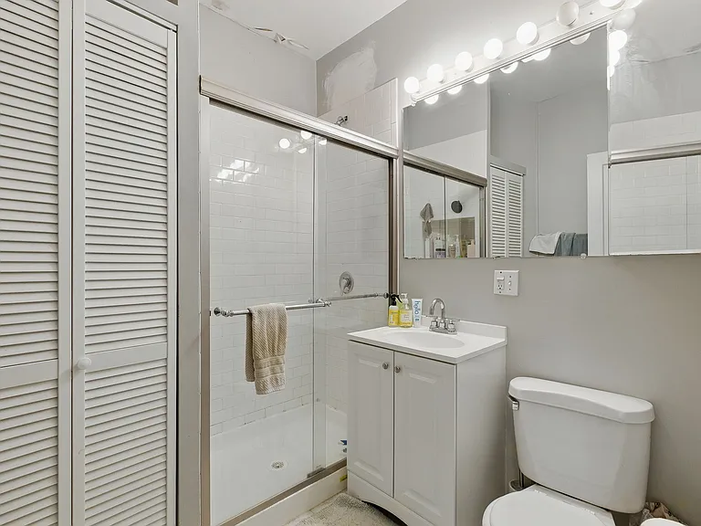 2531 N Burling St — Photo 19