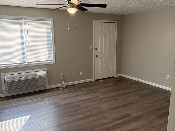4th image of 412 Woodcreek Dr #7