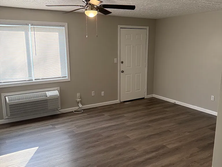 412 Woodcreek Dr #7 — Photo 4