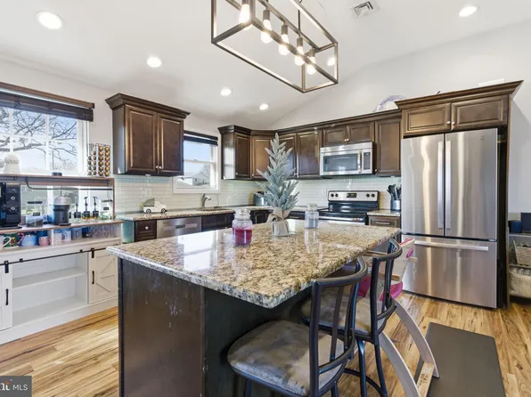 62 Old Brook Rd, Levittown, PA 19057