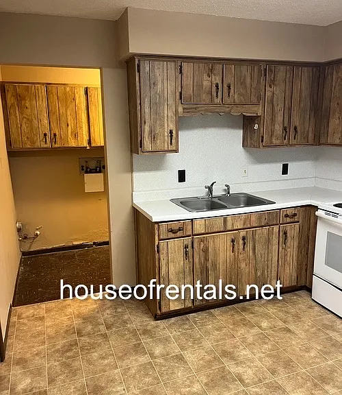 703 Rusty Ln — Photo 2