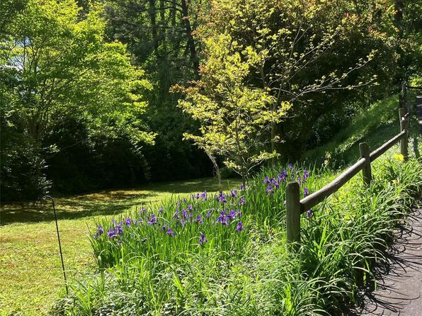 108 Golfview Dr, Maggie Valley, NC 28751