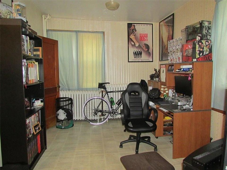 2nd image of 404 Oak St #404