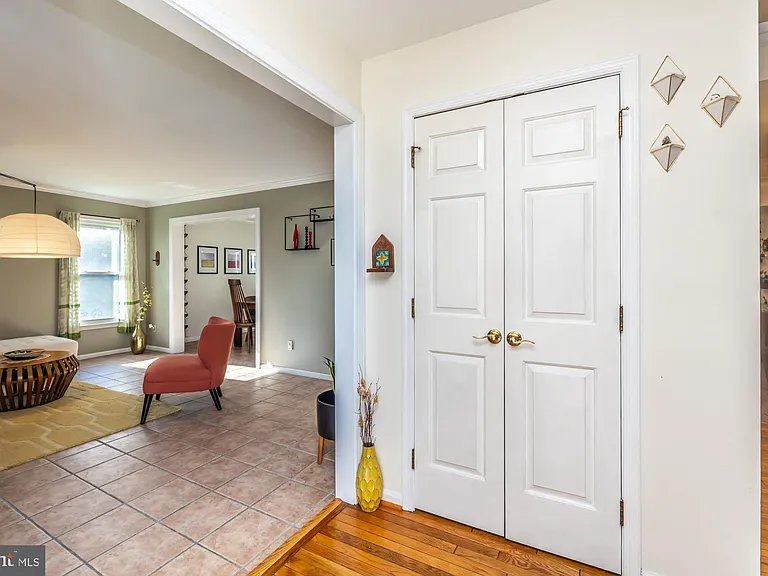 517 Summercroft Dr — Photo 2