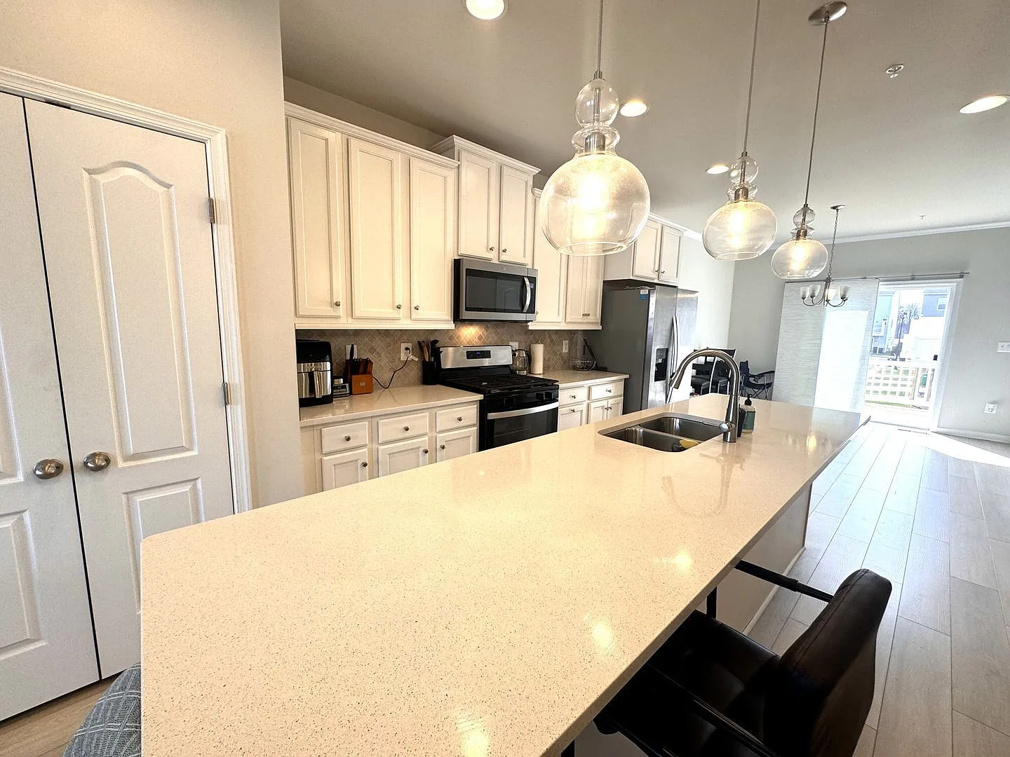 3 bed, 3.5 bath, 1408 sqft, $3,250 — Photo 2