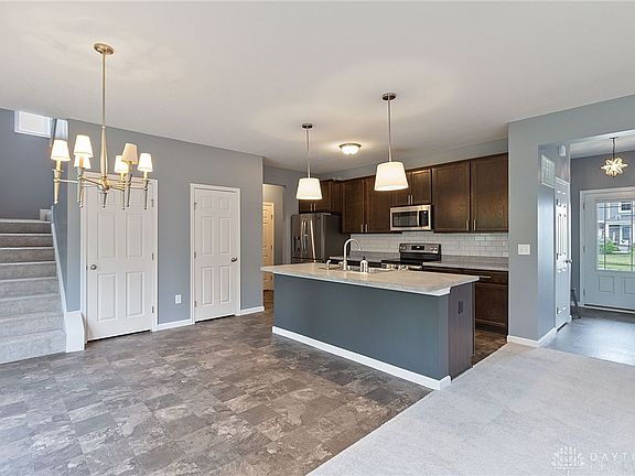 5th image of 697 Emerald Dr