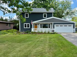 145 N Pleasant Rd, Lake Zurich, IL 60047