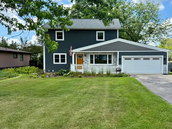 145 N Pleasant Rd, Lake Zurich, IL 60047