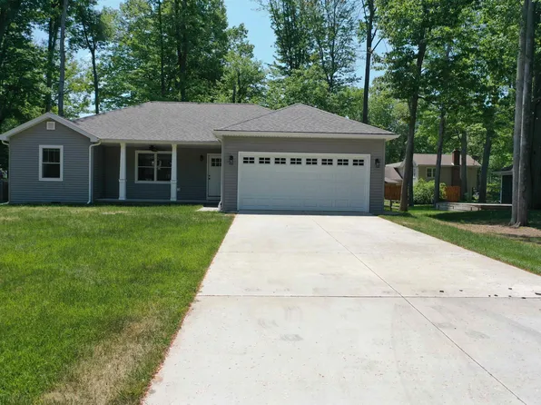 4253 Old Forge Dr, Fort Gratiot, MI 48059