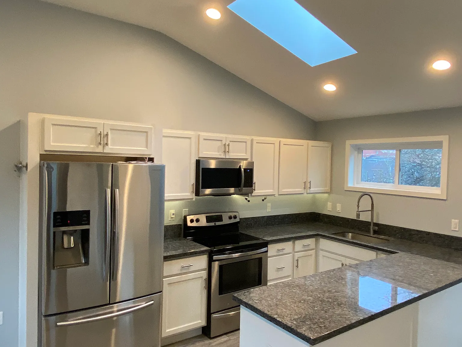 2 bed, 950 sqft, $2,300 — Photo 4