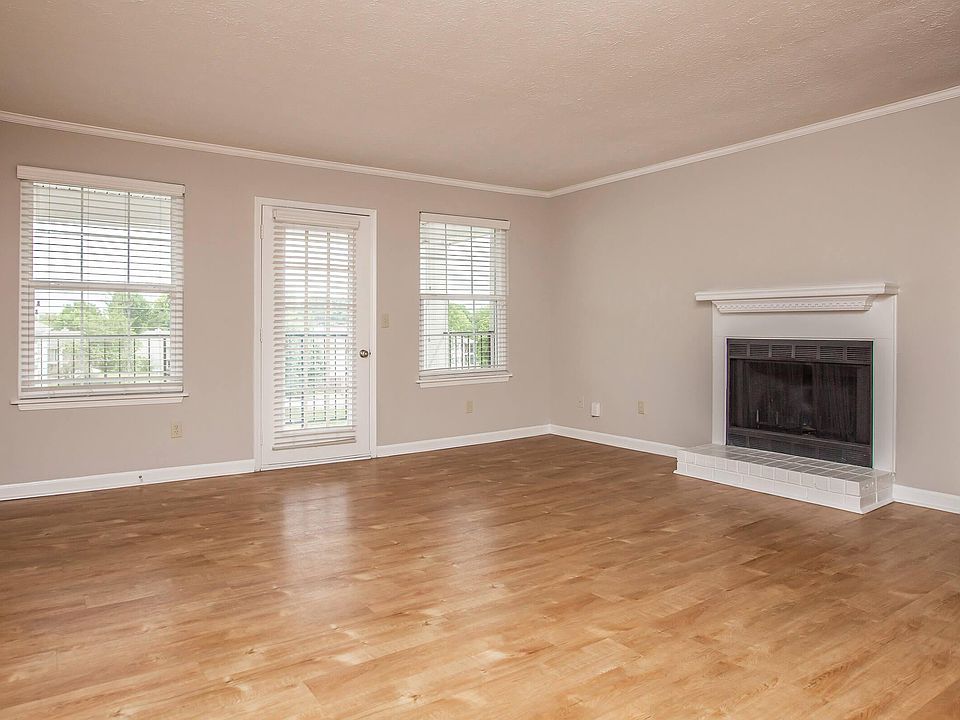YOUR NEW LIVING ROOM AT BRITISH WOODS APARTMENTS
