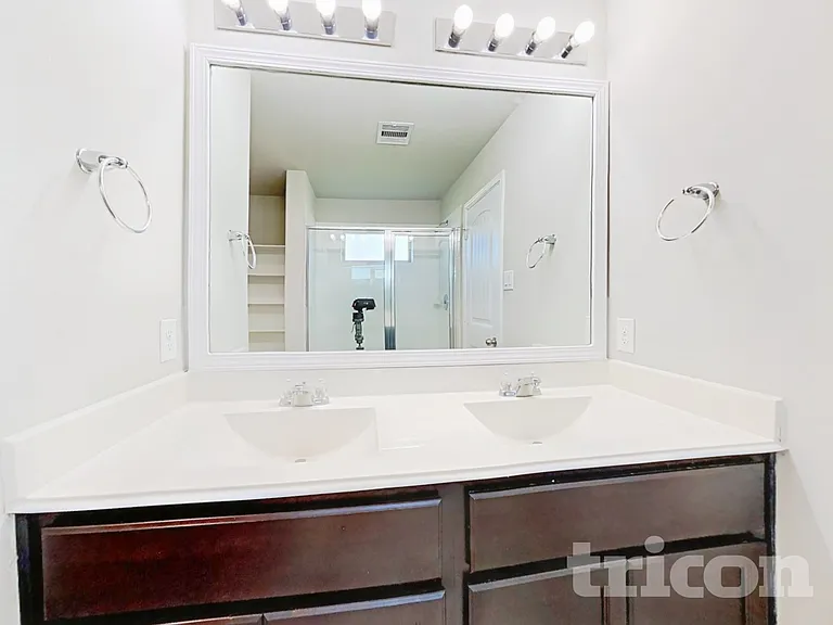 423 Ashley Falls Ln — Photo 6