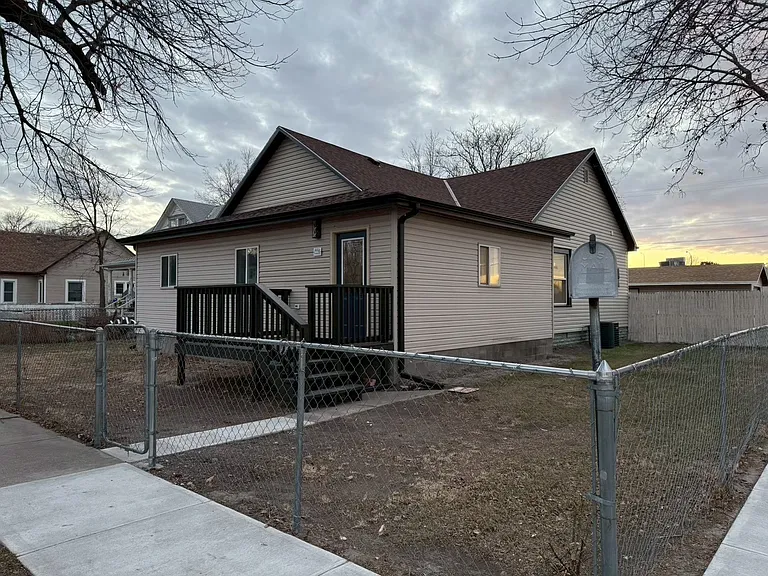 402 S Bailey Ave — Photo 2