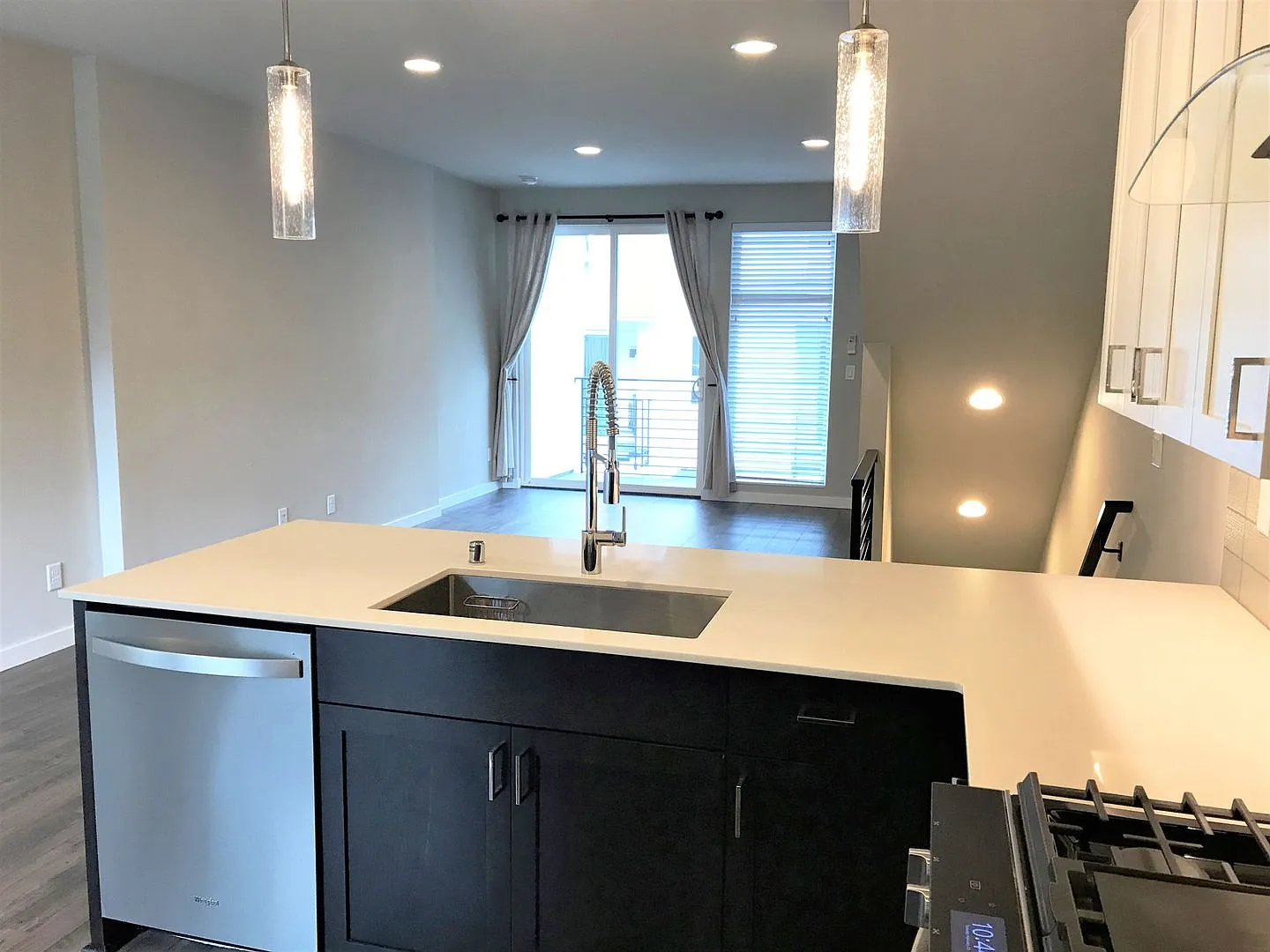 Contemporary Wedgwood 3 Bed, 3 Bath Townhome W/ 10' Ceilings On Main Floor — Photo 4