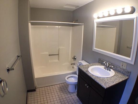 3rd image of 914 26th Ave NE #1