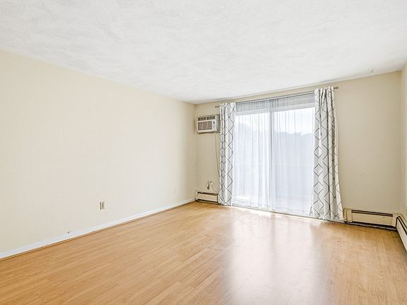 4th image of 205 Great Rd APT C6