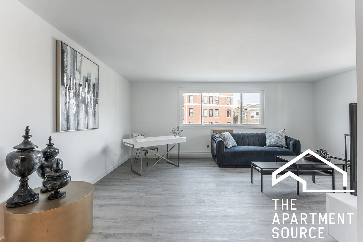 Photo 2 of 27 - 7621 N Sheridan Rd #3C - Chicago, IL Building Photo - 7621 N Sheridan Rd #3C