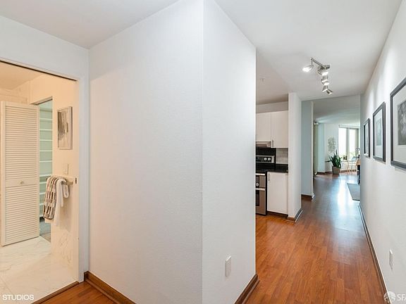 3rd image of 88 King St Unit 605L