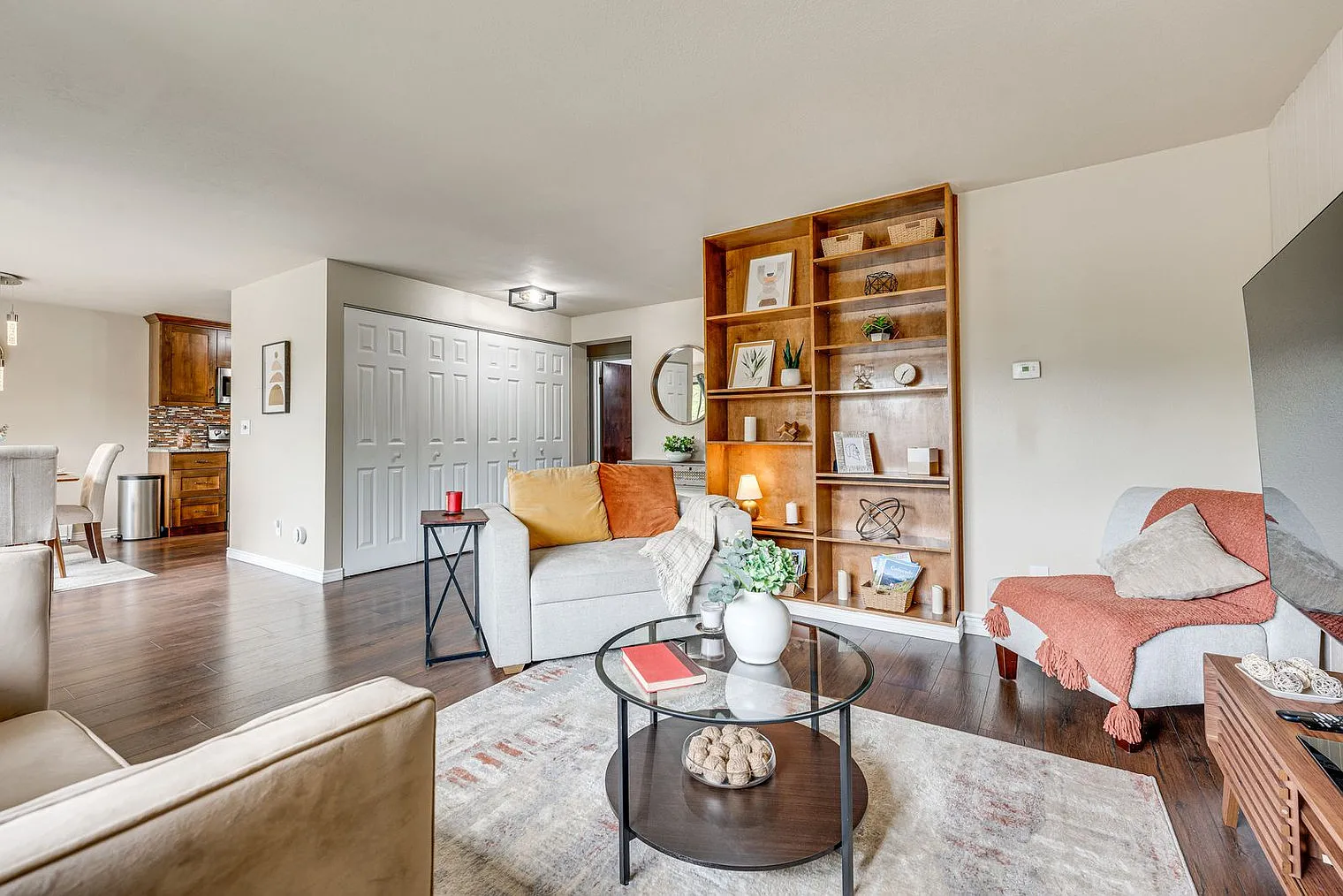 2 bed, 1.0 bath, 861 sqft, $3,745 — Photo 3