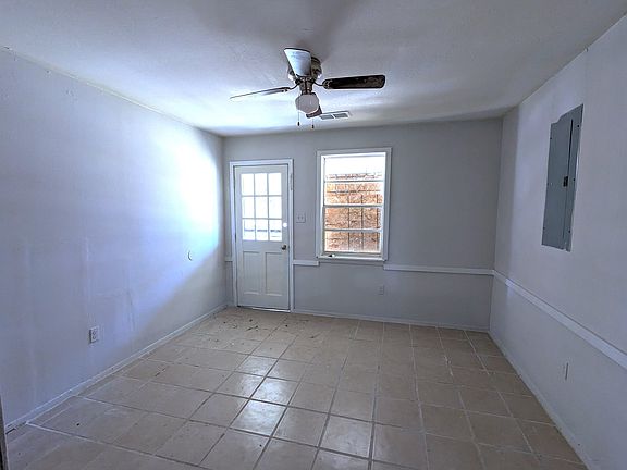 4th image of 1352 Hyde Park Blvd