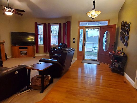 Entry way/living room